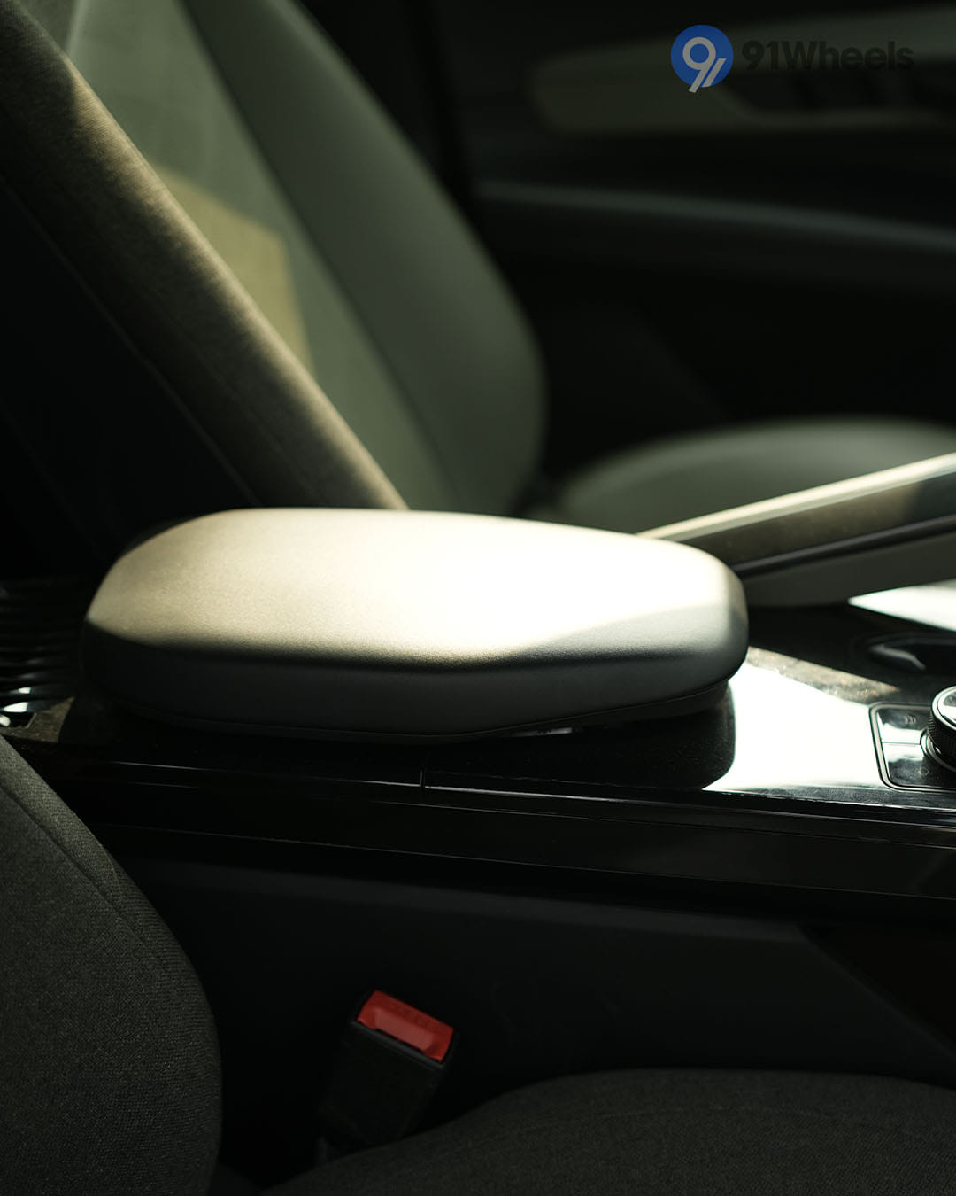 Dashboard & Front Cabin - 7