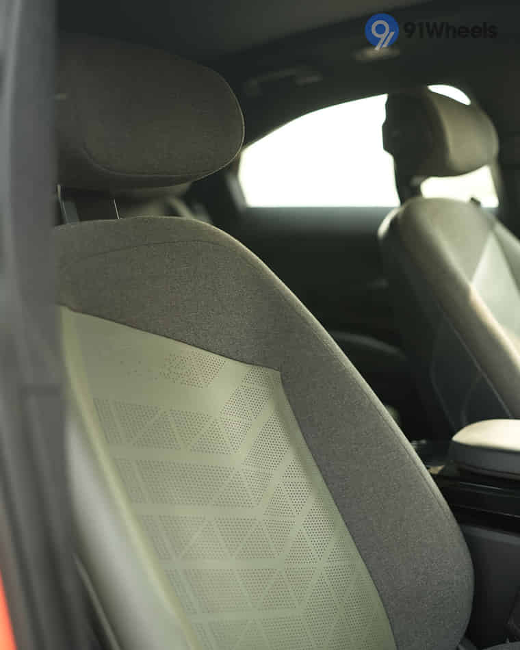 Seats & Cabin Comfort - 4 Seats & Cabin Comfort - 4