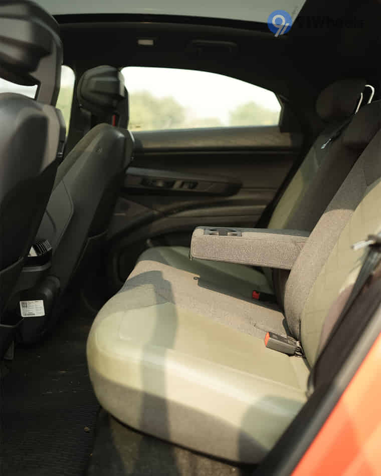 Seats & Cabin Comfort - 3 Seats & Cabin Comfort - 3