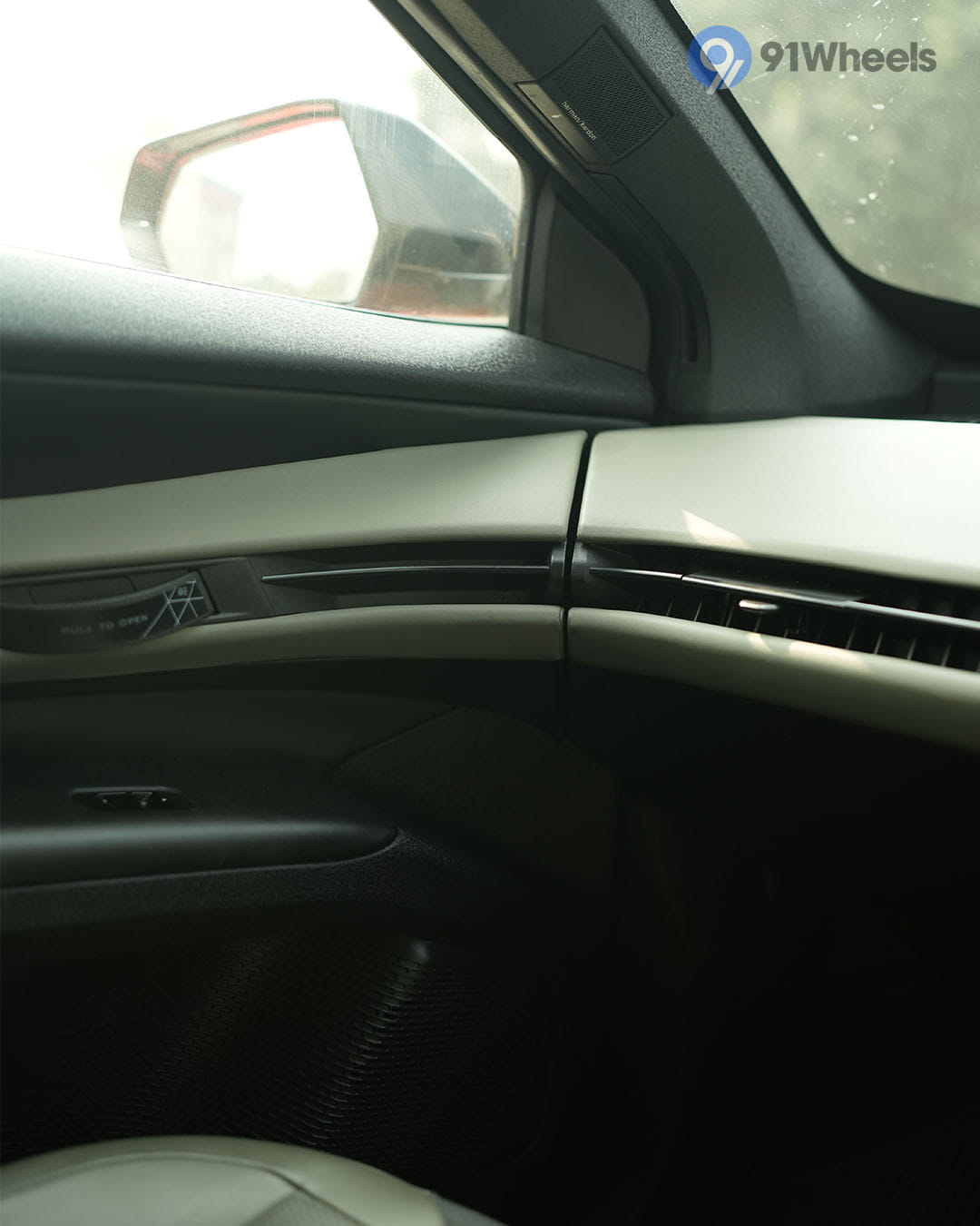 Dashboard & Front Cabin - 5