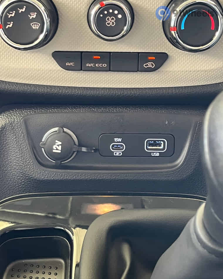 Dashboard & Front Cabin - 6