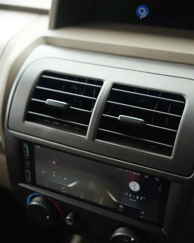 Dashboard & Front Cabin - 4