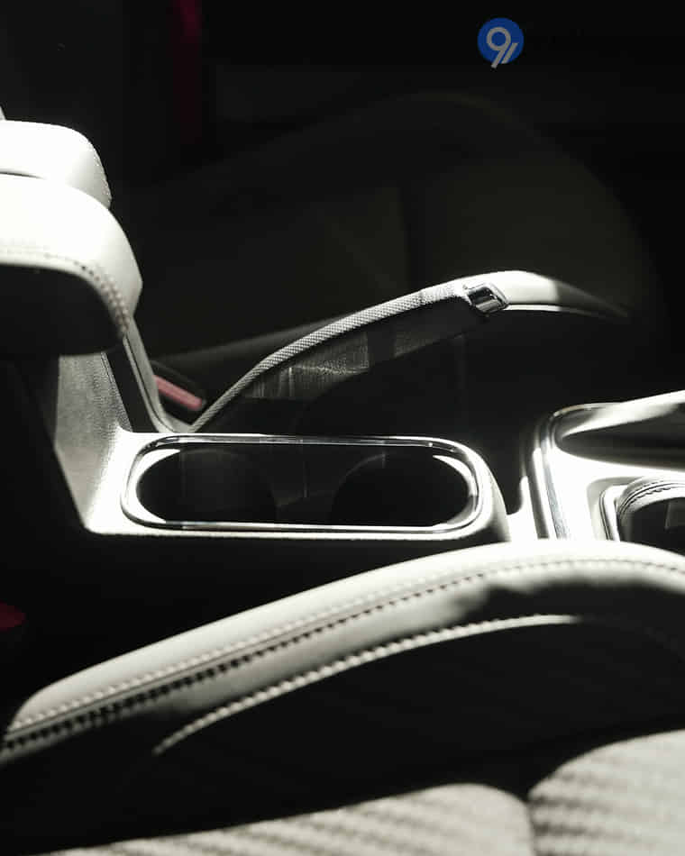 Dashboard & Front Cabin - 12