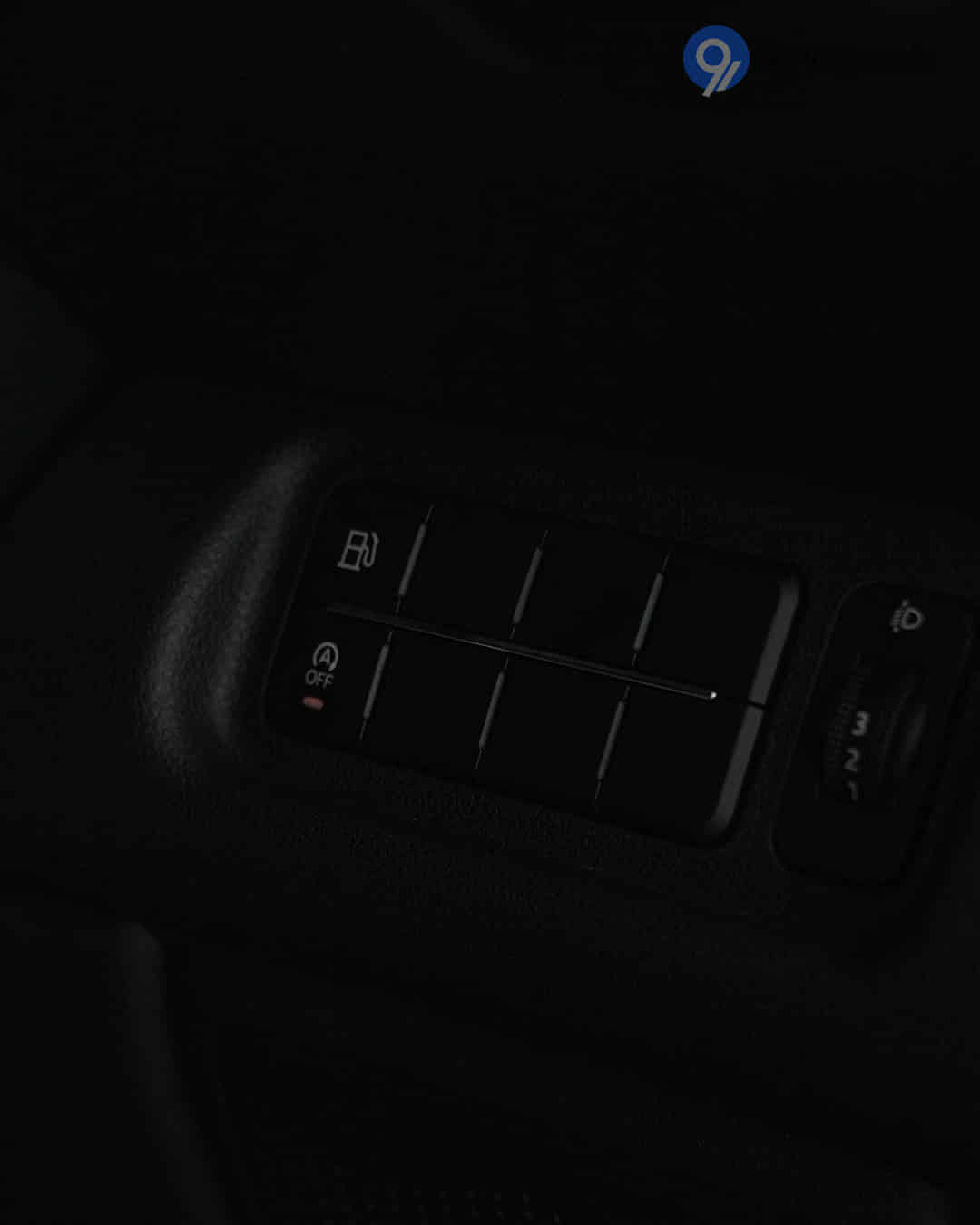 Boot Release Lever / Fuel Lid Release Lever