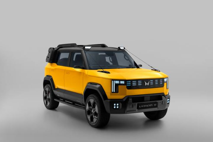 Mahindra Vision S Right Front Three Quarter