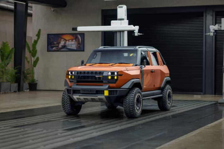 Mahindra Vision SXT Left Front Three Quarter