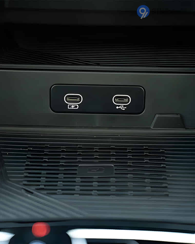 Infotainment & Charging - 3