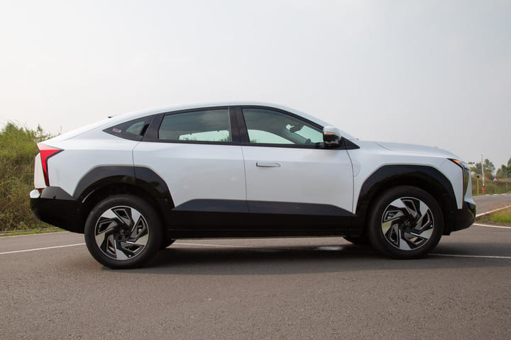 Mahindra XEV 9e Right Side View