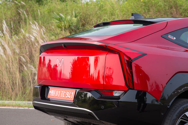Mahindra XEV 9e Rear Windshield/Windscreen
