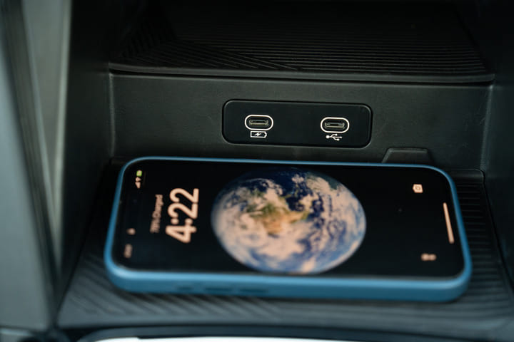 Mahindra XEV 9e USB Port/Power Socket/Wireless Charging