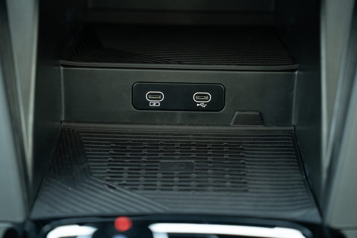 Mahindra XEV 9e USB Port/Power Socket/Wireless Charging