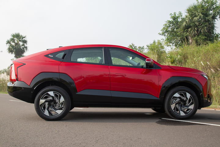 Mahindra XEV 9e Right Side View