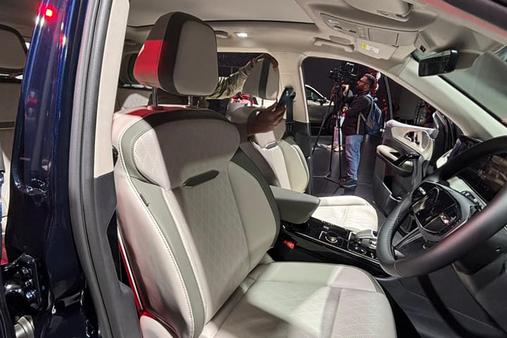 Mahindra XEV 9S Front Seat Headrest