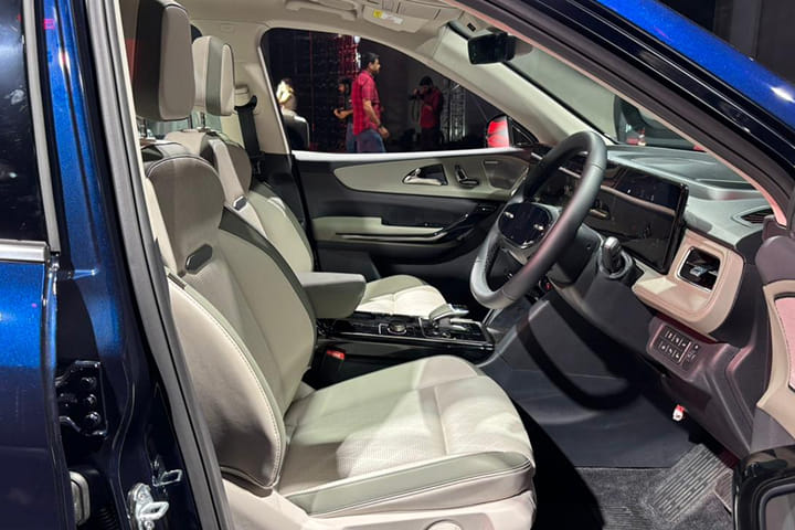 Mahindra XEV 9S Front Row Seats