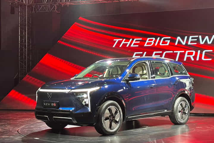 Mahindra XEV 9S Left Rear Three Quarter