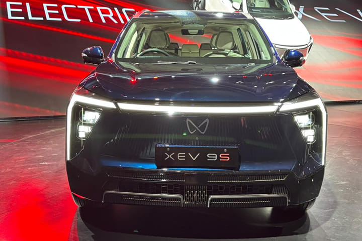 Mahindra XEV 9S Front View