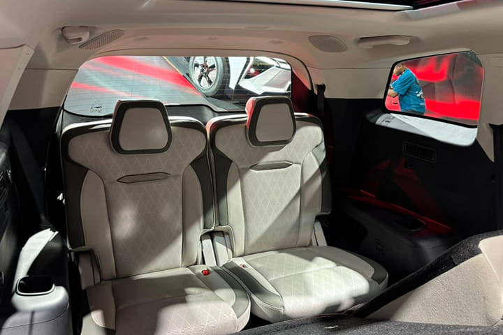 Mahindra XEV 9S Rear Headrests