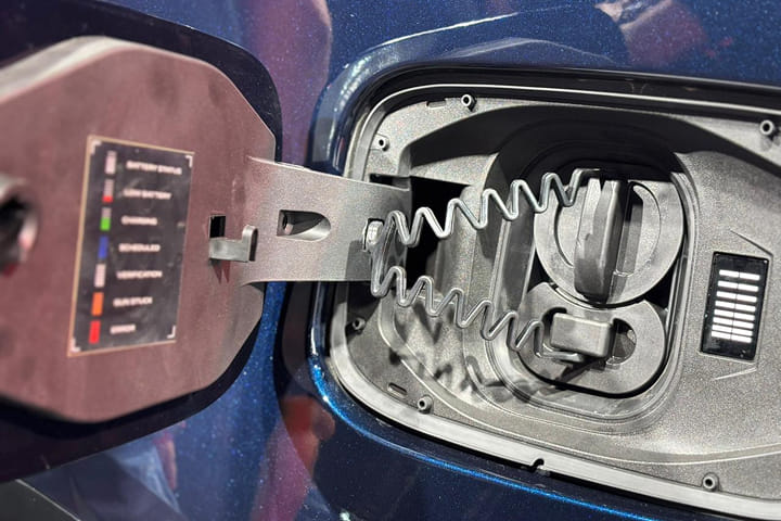 Mahindra XEV 9S Open Fuel Lid