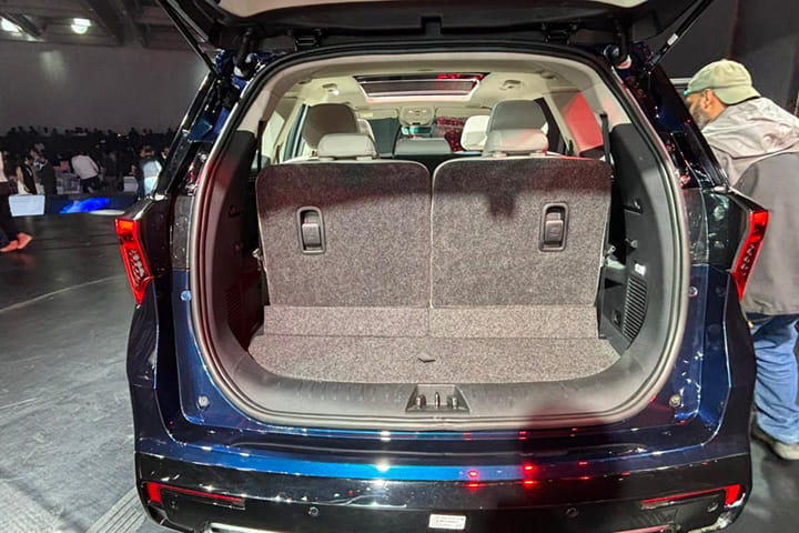 Mahindra XEV 9S Open Boot/Trunk