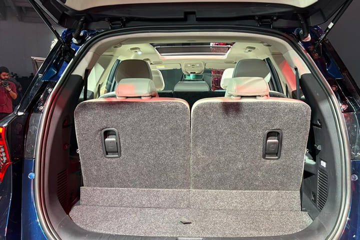 Mahindra XEV 9S Bootspace
