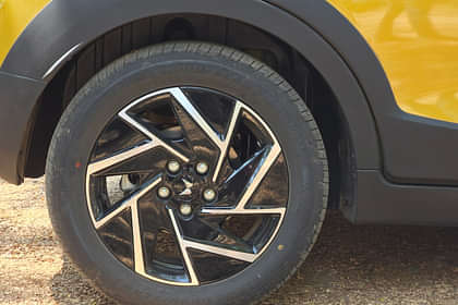 Mahindra XUV 3XO AX5 L Petrol AT Wheel