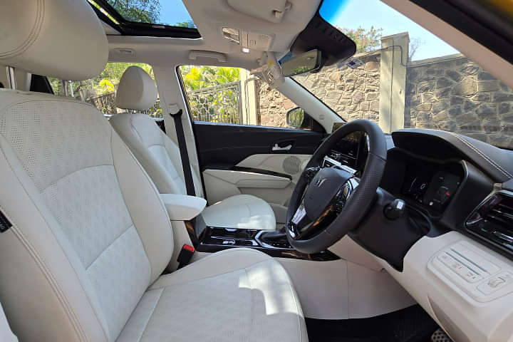 Mahindra XUV 3X0 Front Row Seats