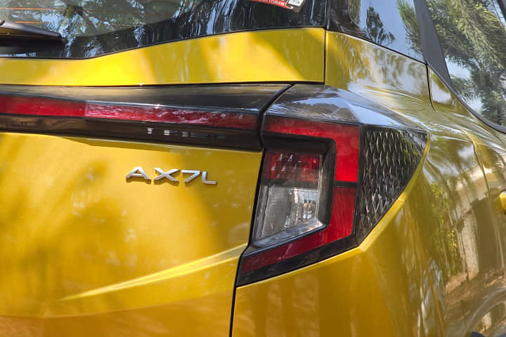 Mahindra XUV 3X0 Tail Light/Tail Lamp