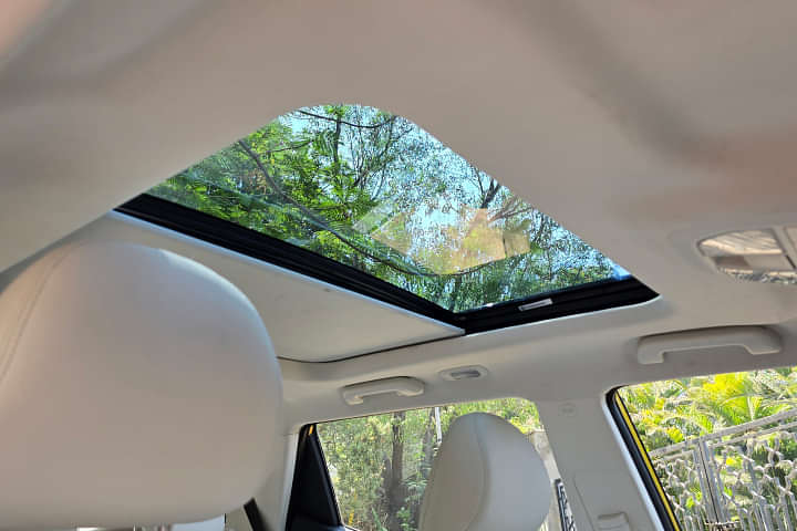 Mahindra XUV 3X0 Cabin Roof