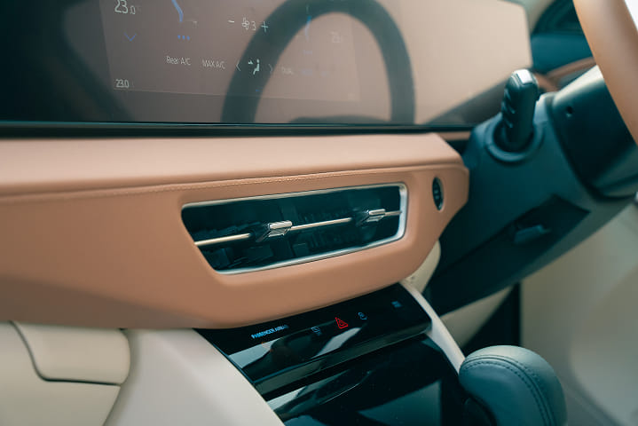 Mahindra XUV 7X0 Front Centre Air Vents