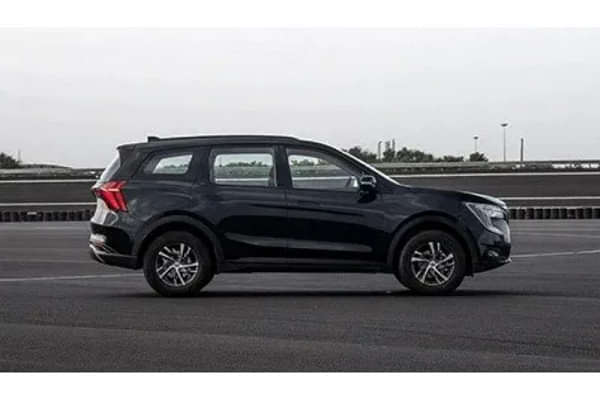 Mahindra XUV700 Left Side View