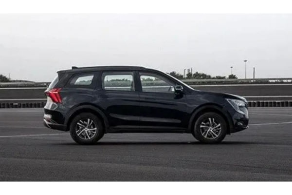 Mahindra XUV700 Left Side View