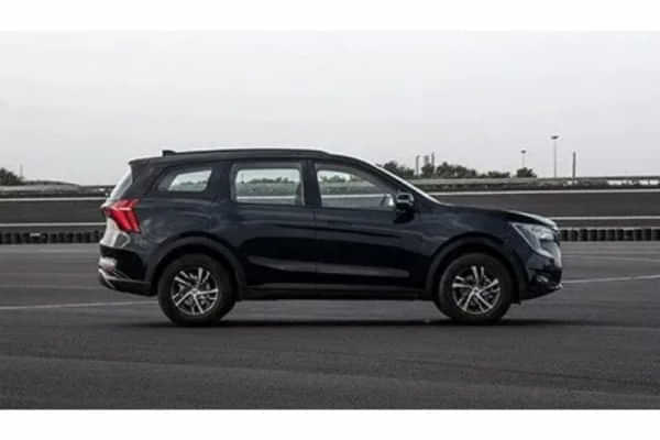 Mahindra XUV700 Left Side View Mahindra XUV700 Left Side View