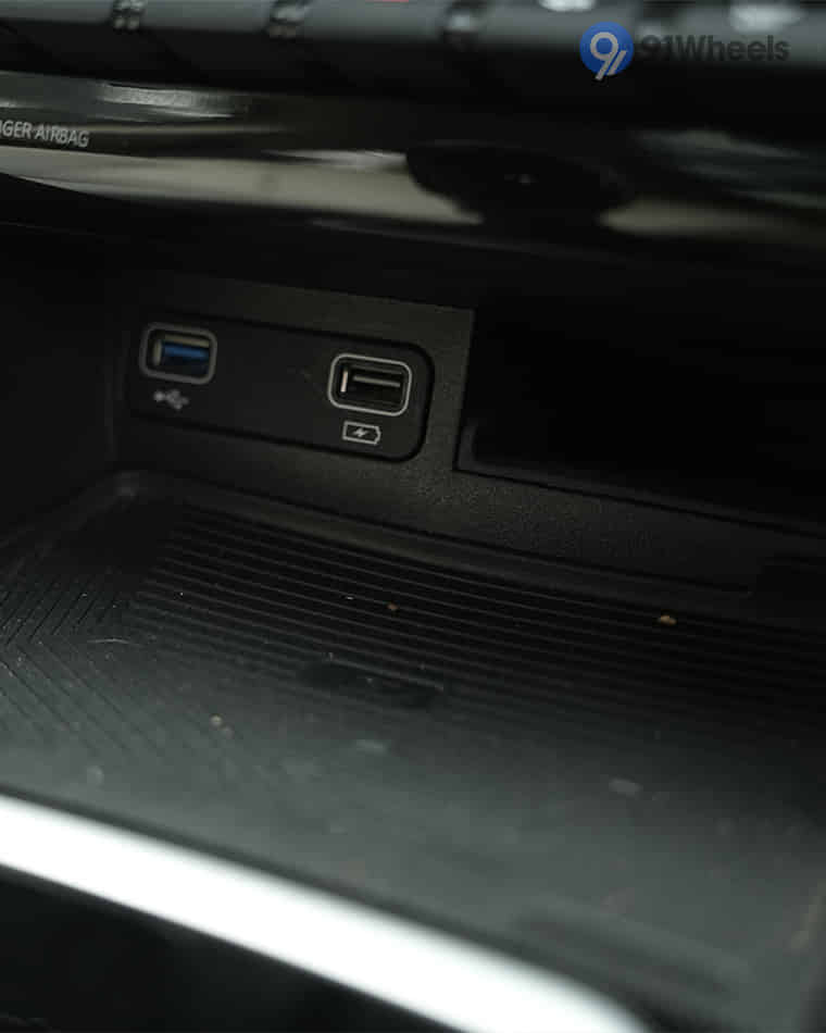 Dashboard & Front Cabin - 8