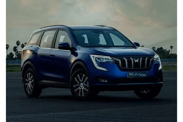 Mahindra XUV700 Right Front Three Quarter