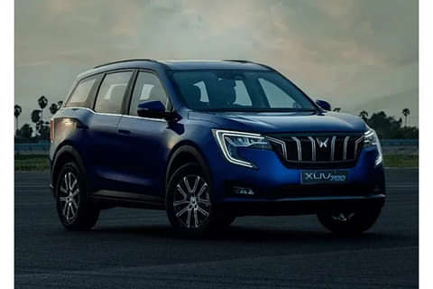 Mahindra XUV700 AX7 AT Diesel Luxury Pack 7 Str Right Front Three Quarter