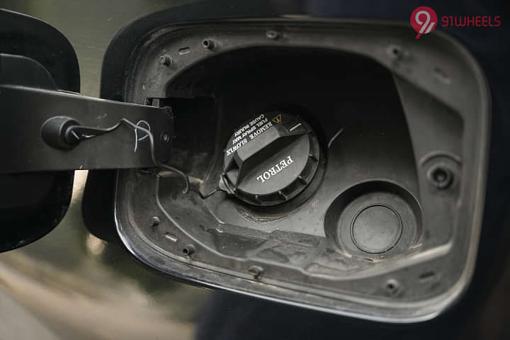 Mahindra XUV700 Open Fuel Lid