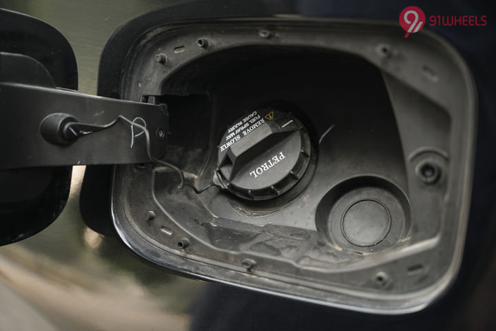 Mahindra XUV700 Open Fuel Lid