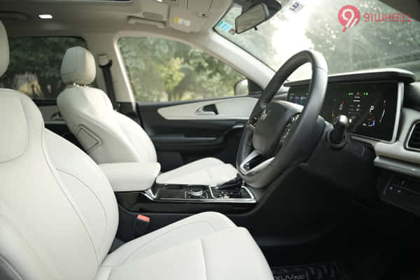 Mahindra XUV700 Front Row Seats