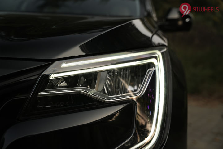 Mahindra XUV700 Headlight