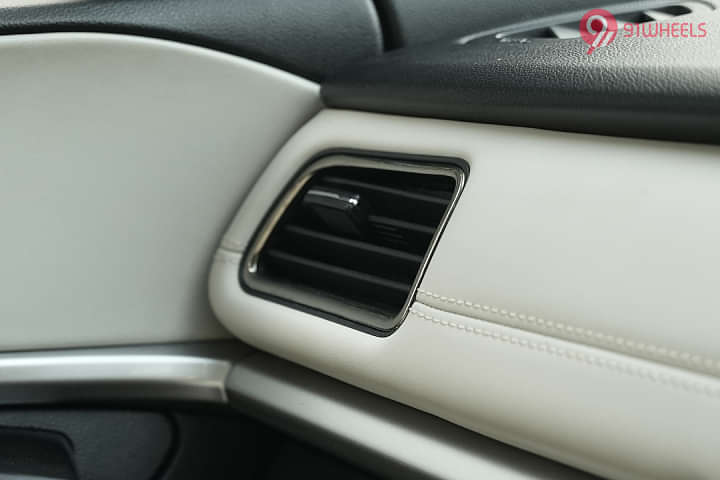 Mahindra XUV 700 Front Passenger Air Vent