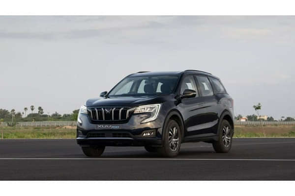 Mahindra XUV700 Left Front Three Quarter