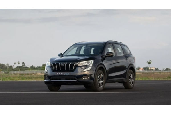 Mahindra XUV700 Left Front Three Quarter