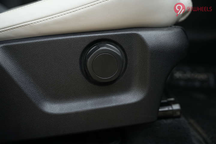 Mahindra XUV700 Seat Adjustment for Driver