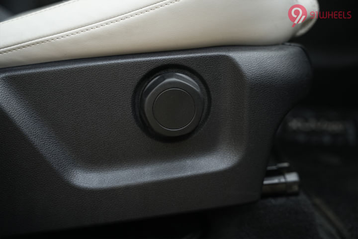 Mahindra XUV700 Seat Adjustment for Driver