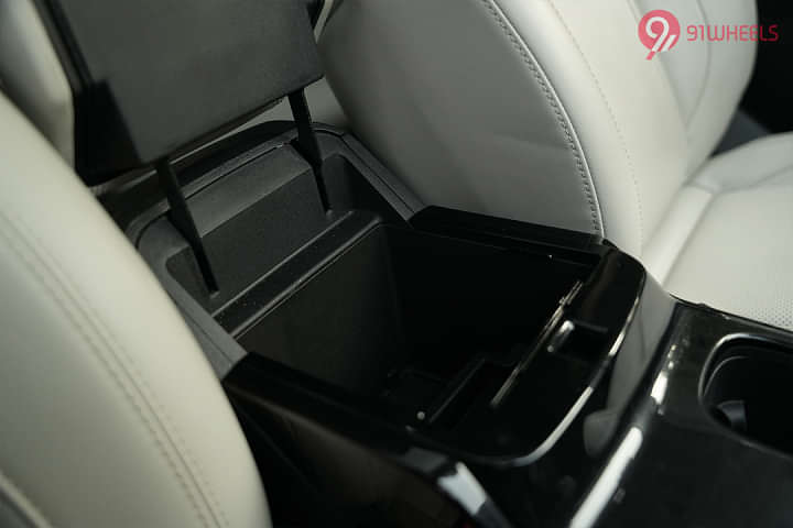 Mahindra XUV700 Front Centre Arm Rest Storage
