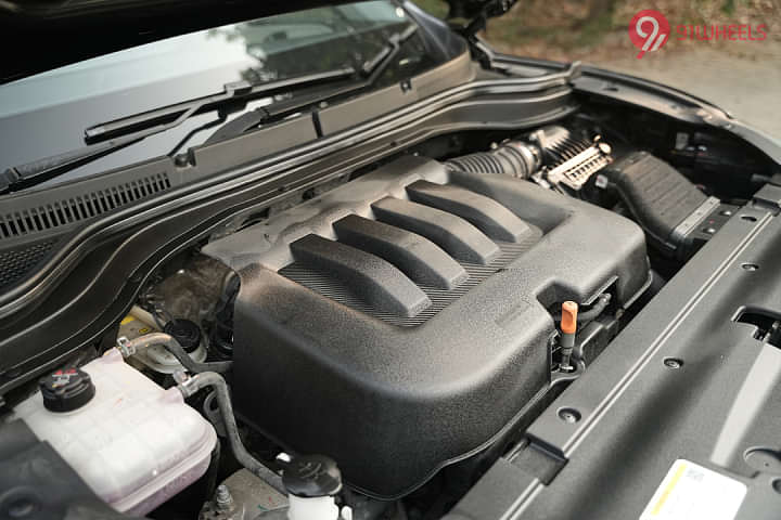 Mahindra XUV 700 Engine Shot