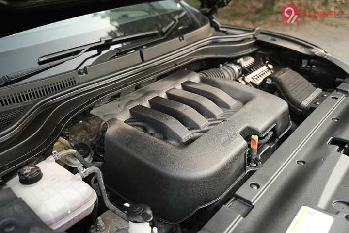 Mahindra XUV700 Engine Shot