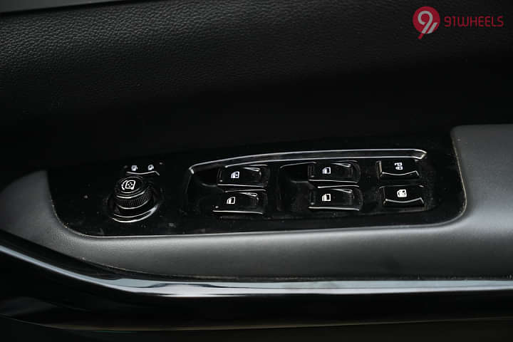 Mahindra XUV700 Outer Rear View Mirror ORVM Controls