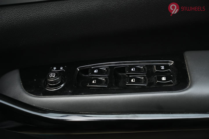 Mahindra XUV700 Outer Rear View Mirror ORVM Controls