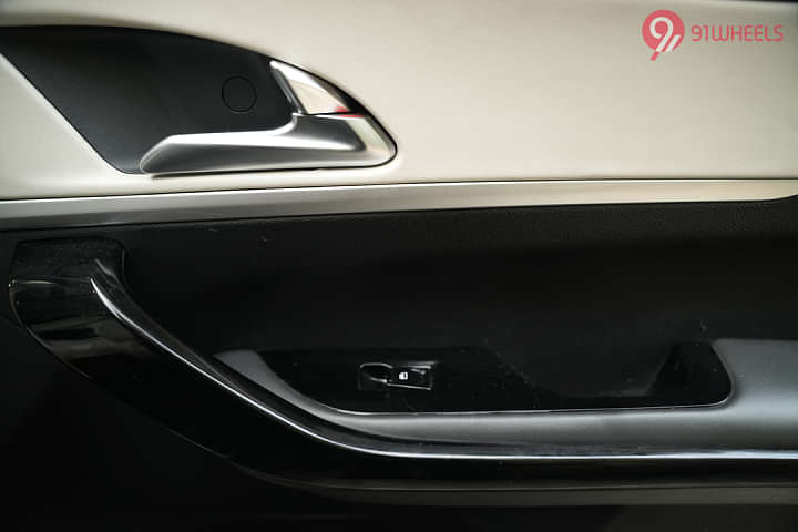 Mahindra XUV700 Rear Door Pad Handle